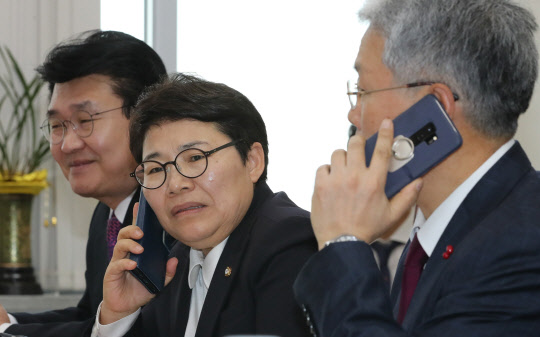 전화통화하는 임이자와 김동철  자유한국당 임이자 환노위 간사(가운데)와 바른미래당 김동철 간사가 27일 오후 국회 환노위 소회의실에서  산업안전보건법 개정안 쟁점 사항을 논의하기 위한  3당 정책위의장과 환경노동위원회 간사 6인 협의체가 열리기에 앞서 통화를 하고 있다.